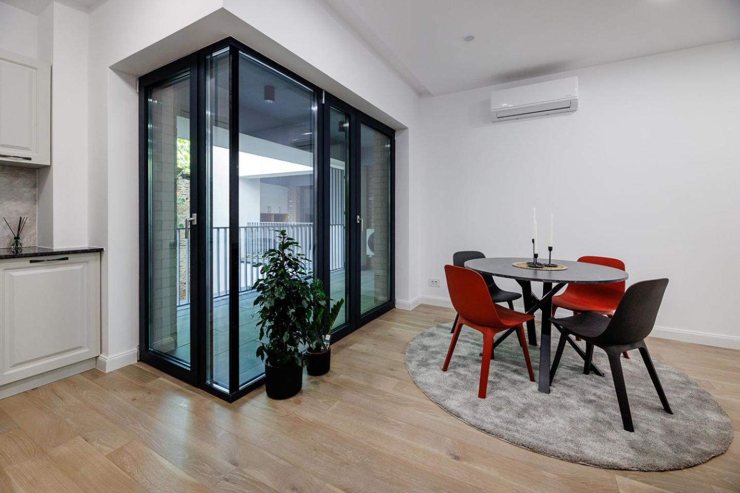 The Corner Luxe Apartment Бухарест Экстерьер фото