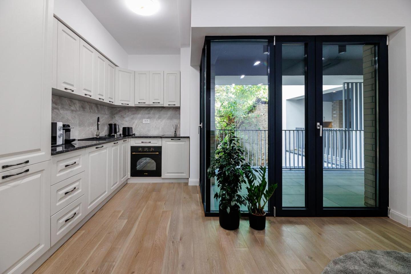 The Corner Luxe Apartment Бухарест Экстерьер фото